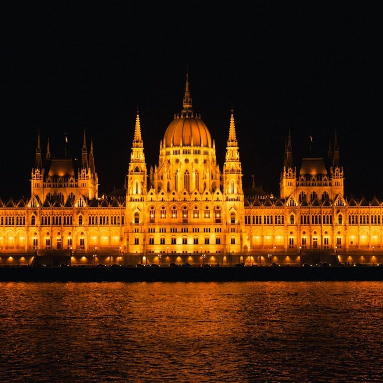 Boedapest Hongarije parlement rivier nacht stedentrip 2026